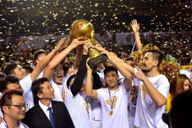 弗格投篮碰到徐杰脸部 杨鸣对着闫军贴脸输出